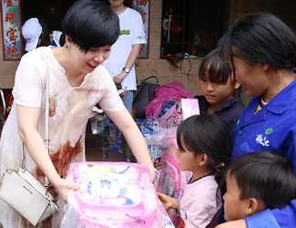 當(dāng)走在前面的時候，別忘了拉后面的人一把——記干塘子村捐助